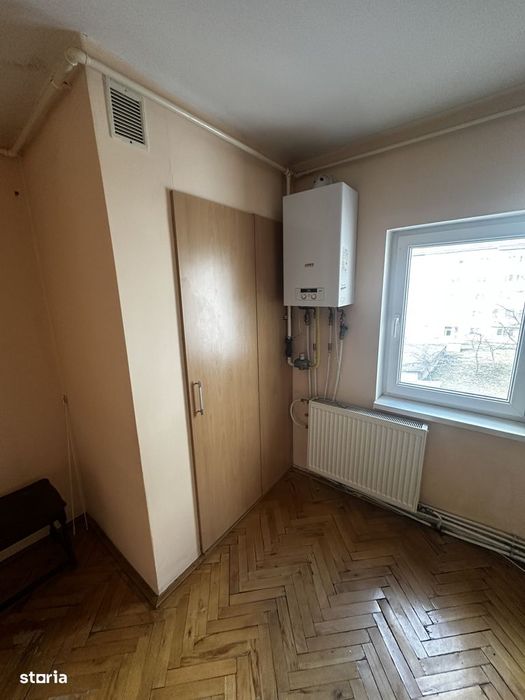 Apartament cu 4 camere de vanzare,etaj intermediar,str. Ec. Teodoroiu