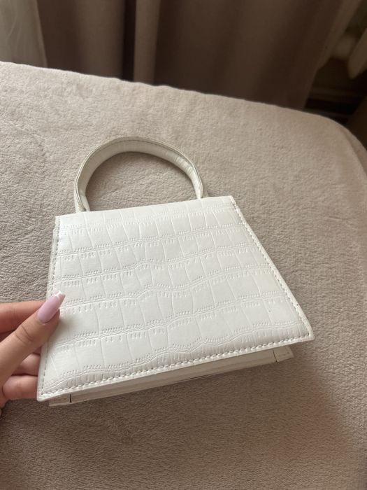 Стилна бяла чанта с регулируема се дръжка