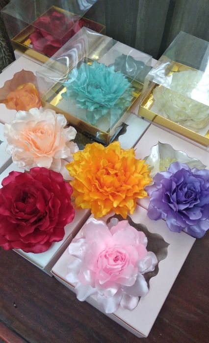 Броши из атласа, ручная работа