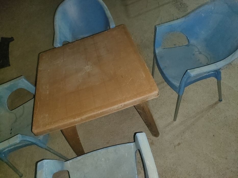 Продам стол и стулья