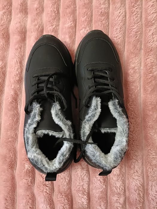 Продам женские утепленные кроссовки. .