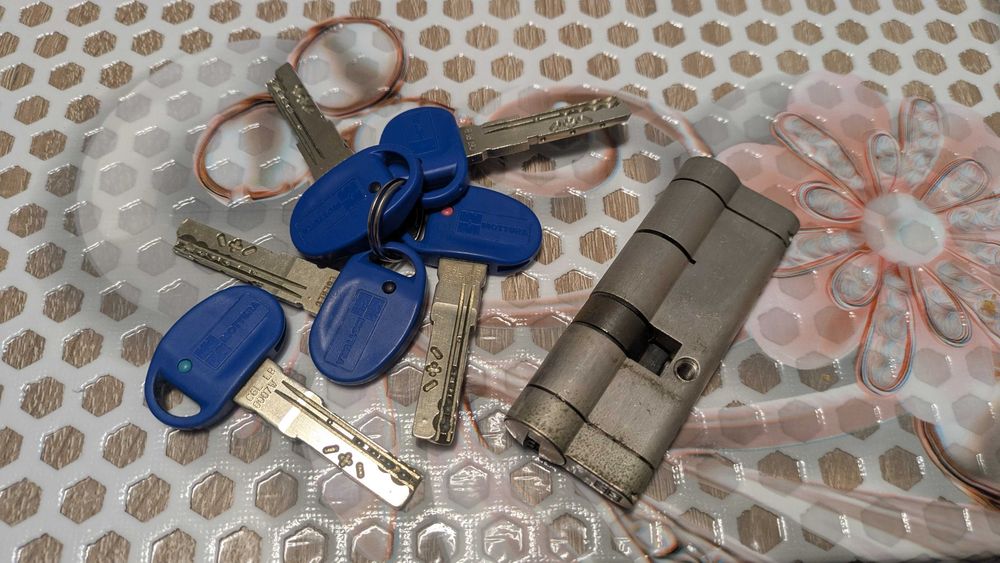 MOTTURA Champions Pro патрон за входна врата с 6 ключа и карта