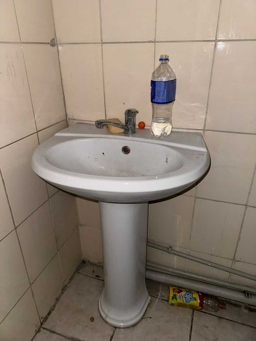 Продам унитаз, раковину, водонагреватель, дверь