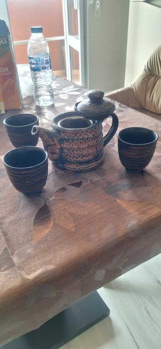 Продавам  комплект  керамичен чайник  с цедка и 4 чаши