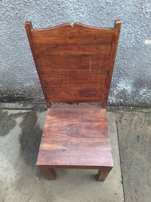 Scaun vechi din lemn masiv
