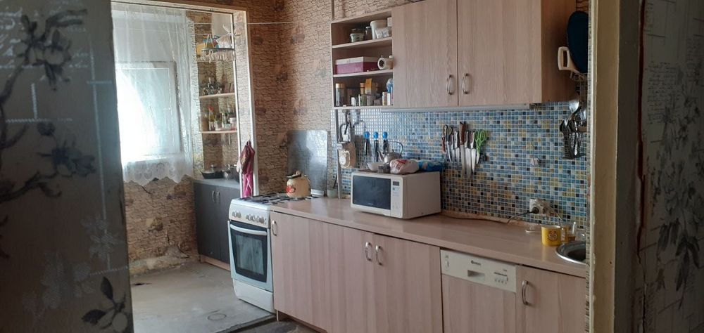 Продается 4 - х комнатная квартира.