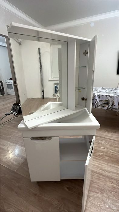 Продаю раковину с тумбой и зеркалом