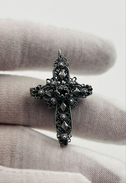 Филигранен сребърен кръст с рубин