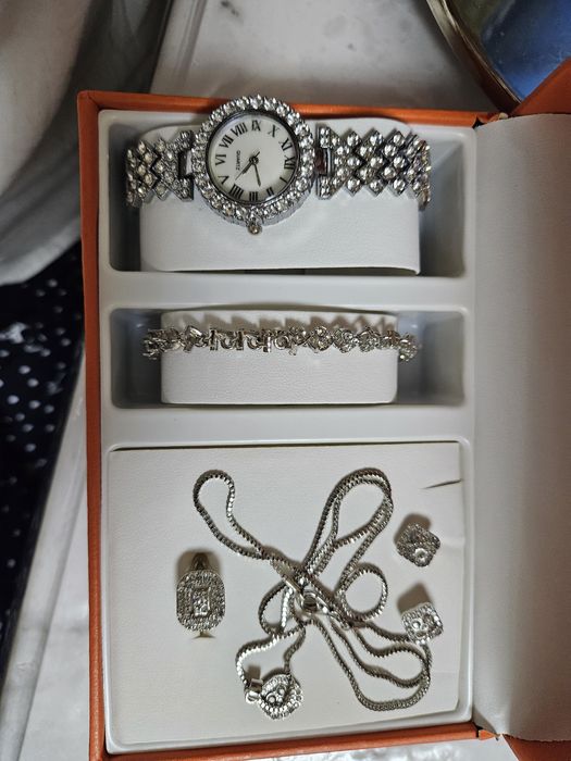 Абсолютно новый набор украшений