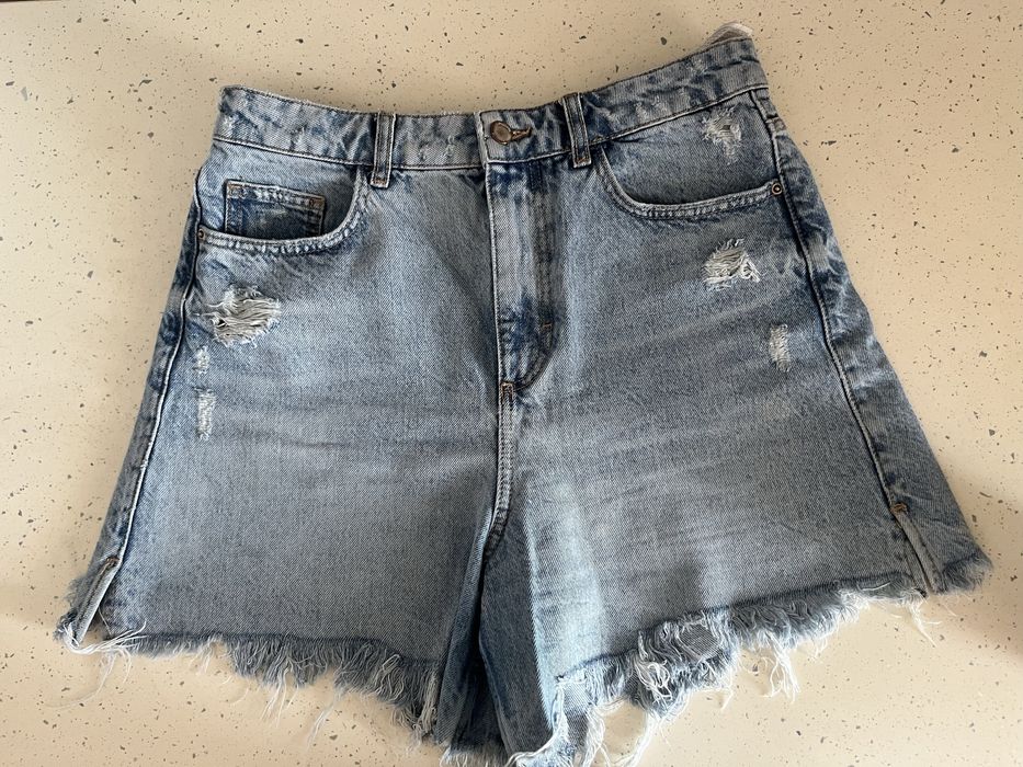 Pantaloni scurti Zara marimea M-L