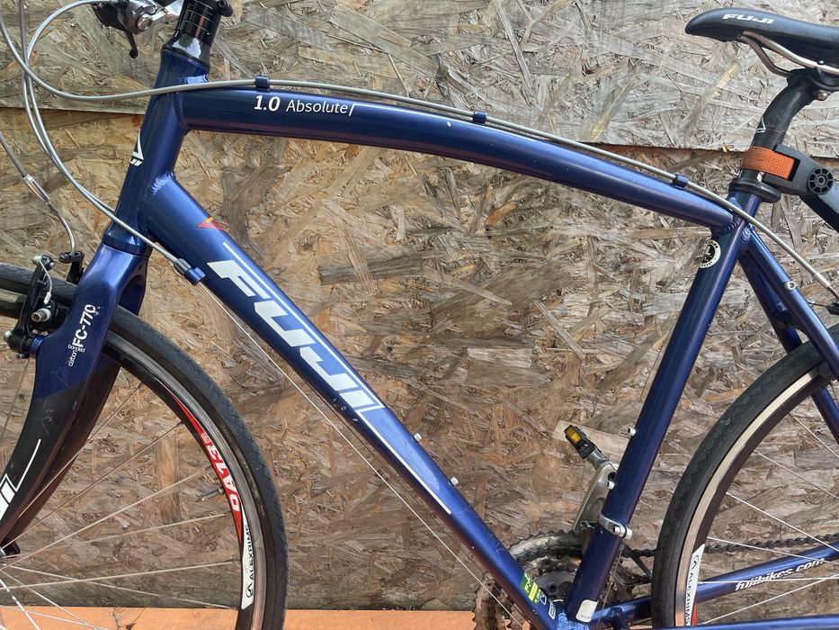 Bicicleta fuji absolute 1.0 furca de carbon roti 28”  (are o indoitura la furca spate , nu este fisurat cadrul )