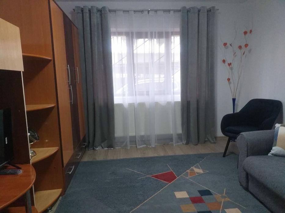 PROPRIETAR, închiriez garsonieră situată pe str.Mioriței, Bacău, mobilată, utilată complet, renovată, cu suprafata utilă de 38m², parter.