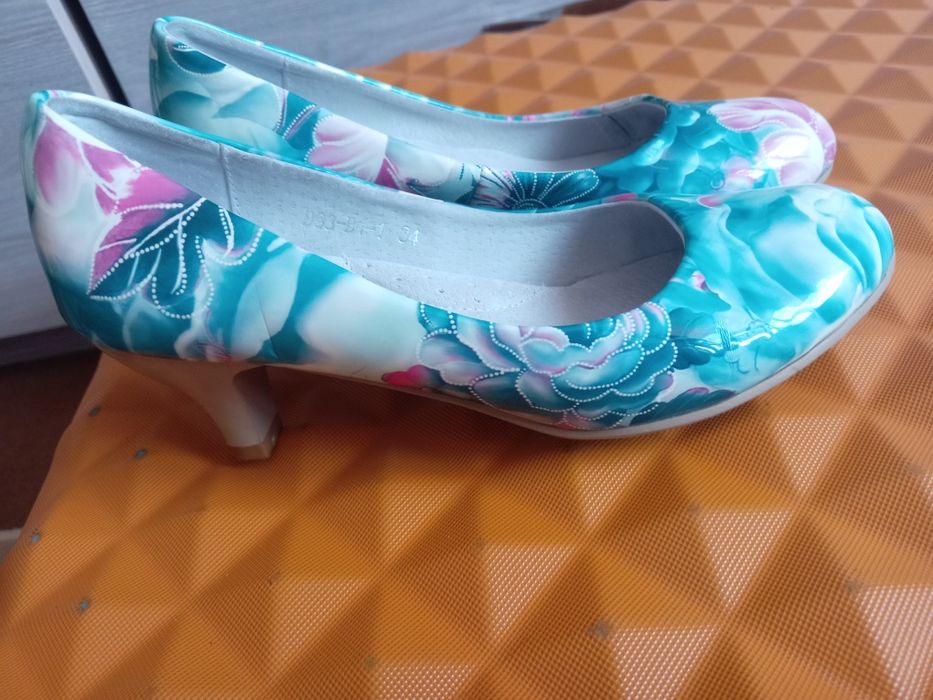 Туфли для девочки подростка.