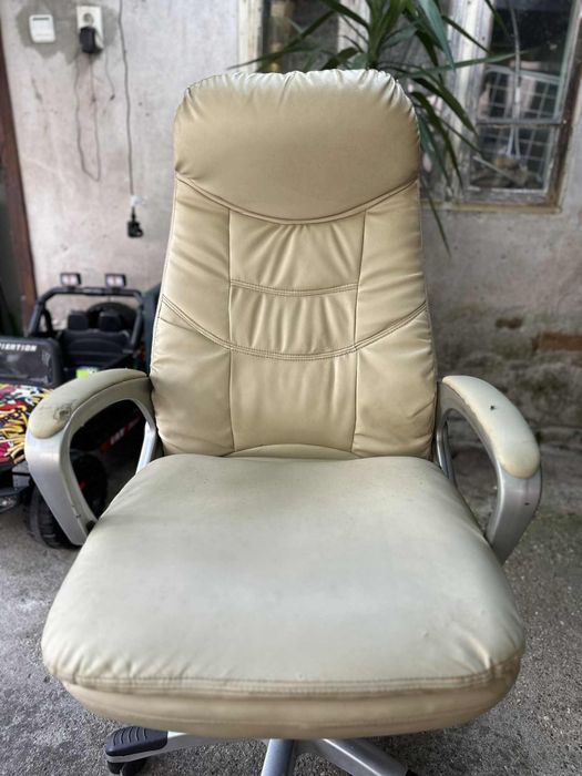 Офис стол  бежов цвят