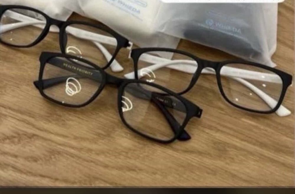 Лечебный очки от компании Whieda