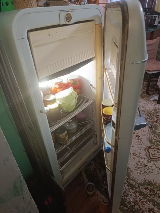Холодильник ЗИЛ 60 е годы исправен