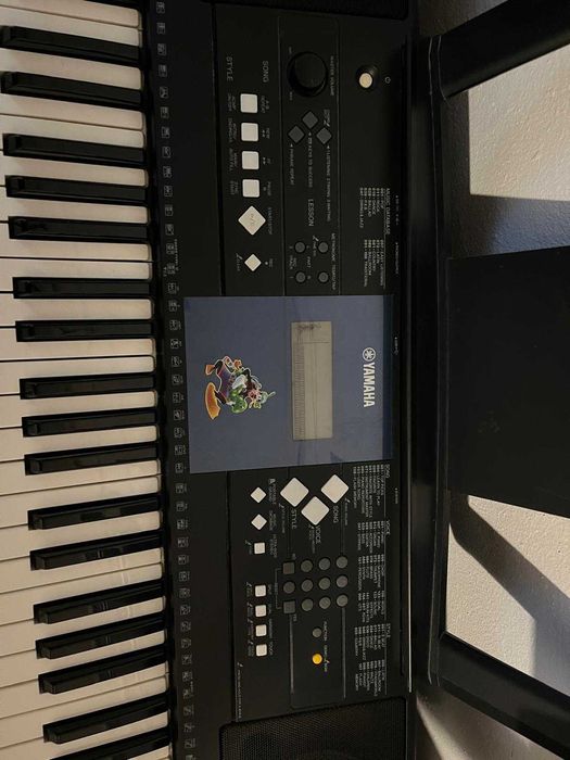 Vand pianina  YAMAHA PSR E 333,  ideal  copii si incepatori