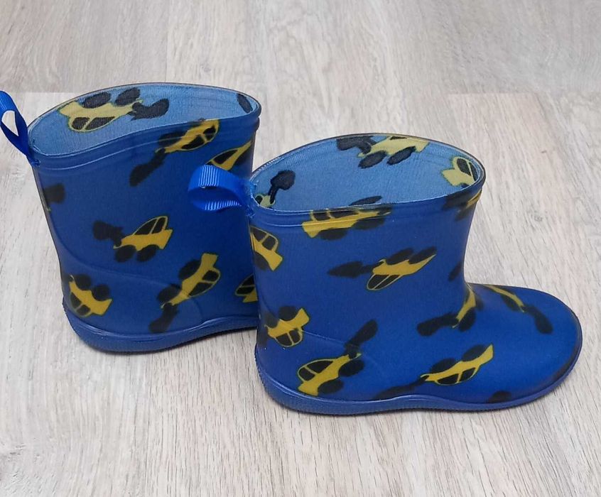 Cizmulite din cauciuc, marimea 22-23, 24-25, aproape noi