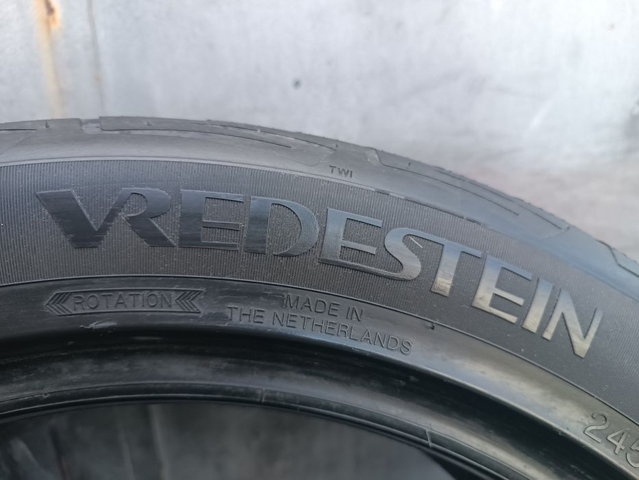 245/45/18 Vredestein