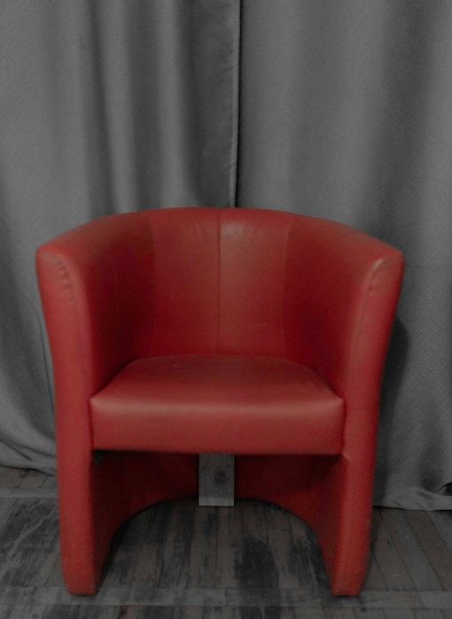 Красное кожаное кресло