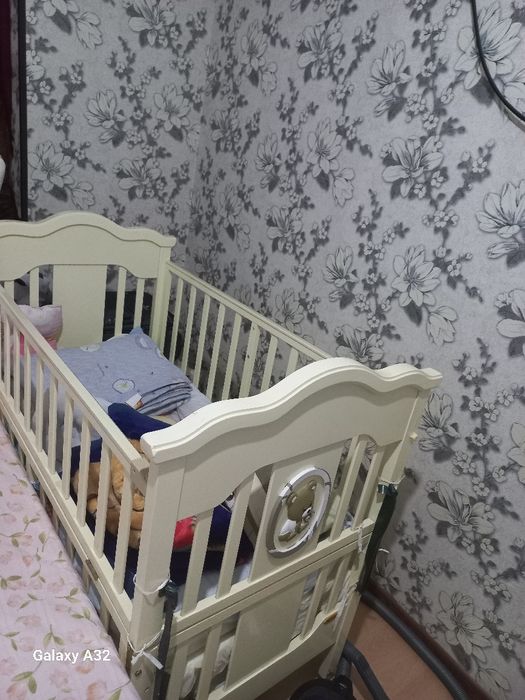 Bolalar krovati deyarli yangi uncha ishlatilmagan. Shkafi bilan birga