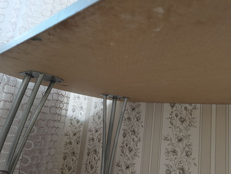 Стол кухонный и три стула