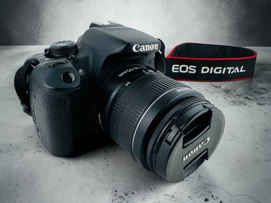 Фотоапарат Canon EOS 700D + обектив Canon EFS 18-55mm