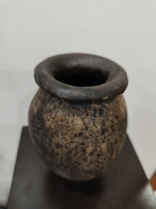 Красива ваза от плътна и тежка керамика.