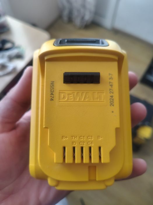 Пушка за Бетон БАТЕРИЯ И ЗАРЯДНО ЧИСТО НОВИ!!!  и пирони за нея