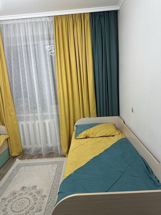 Две кровати и тумбочка