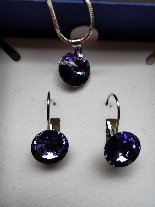 ОРИГИНАЛНИ БИЖУТА всяко е с различна цена: обеци SWAROVSKI зелен камък