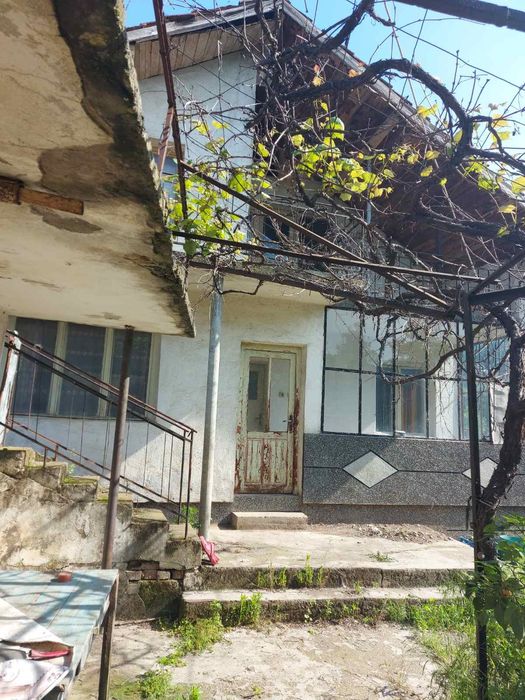 Двуетажна къща с 3500 кв. м. земя