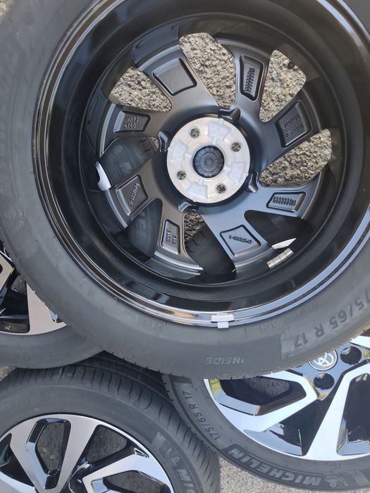 17" оригинални алуминиеви джанти за Toyota Aygo X.