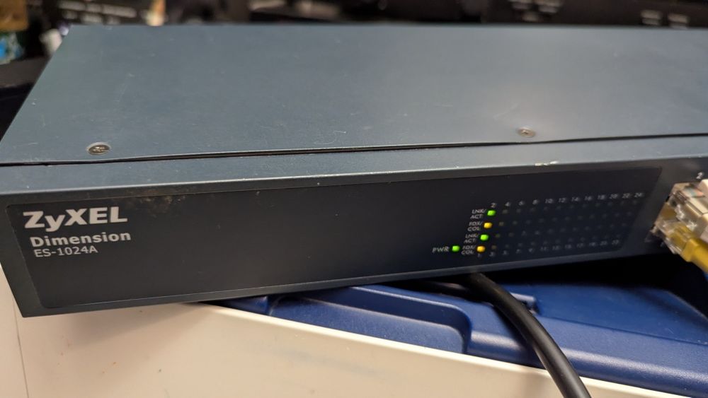 Switch Zyxel ES-1024A 24 porturi