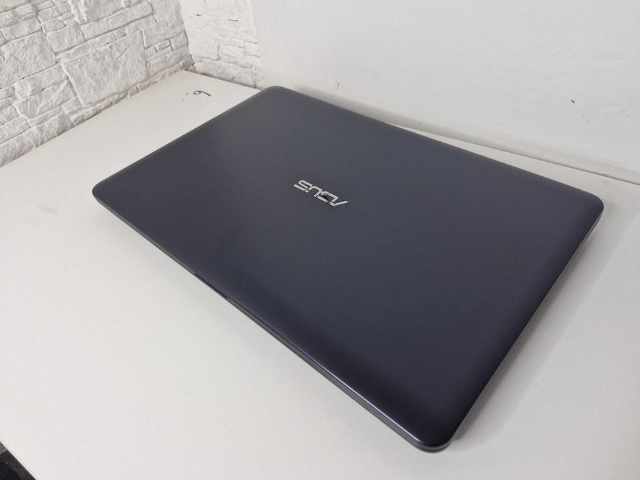 Asus i3-7 Быстрый. Full HD экран