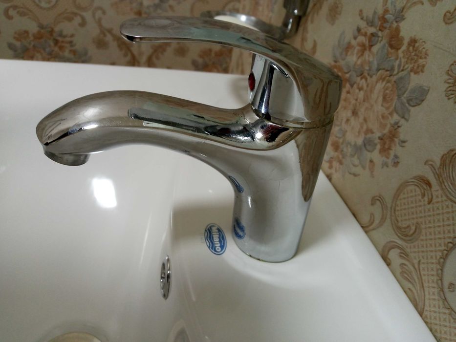 Смеситель на раковину рабочий с проверкой 130 тысяч сумов