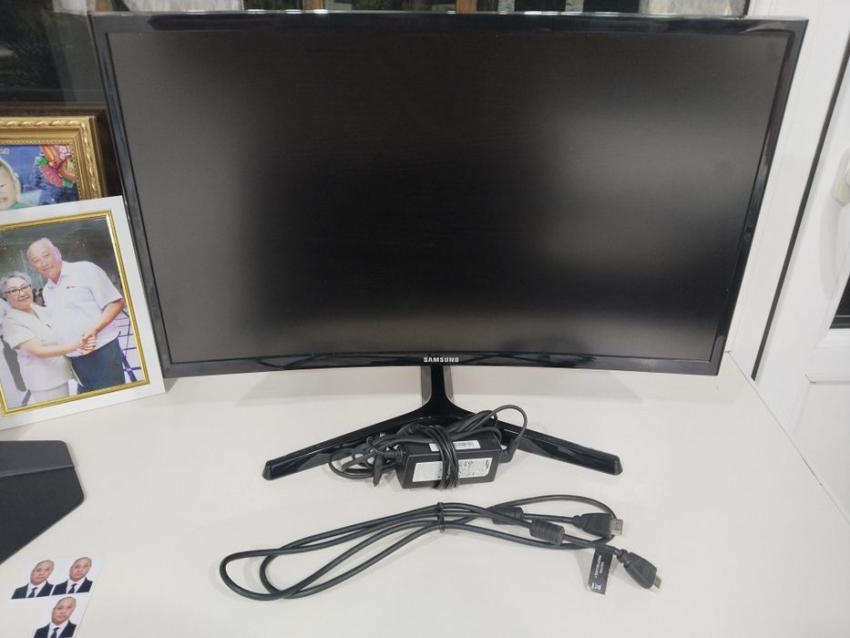 Монитор Samsung C24F390FHI