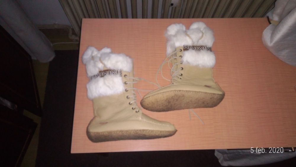 Cizme din Canada cu garnitura si ciucuri din blana de iepure