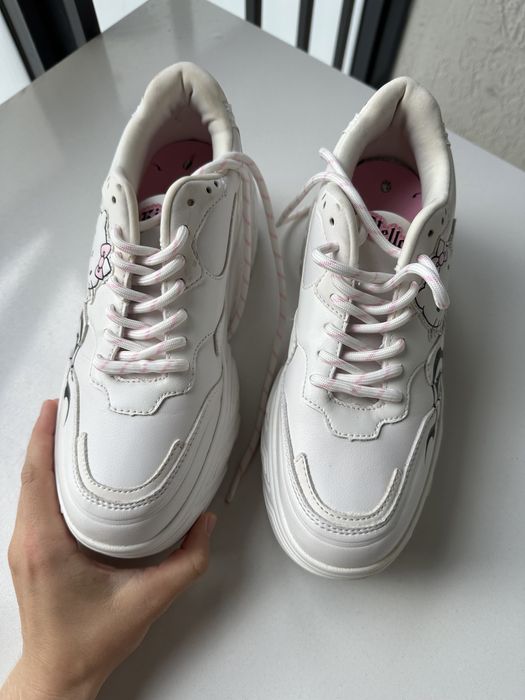 Кроссовки на платформе Hello Kitty Bershka