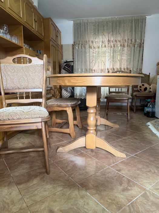 Vând masă lemn masiv de 12 persoane ,cu 6 scaune tapițate,masa este in stare foarte buna!