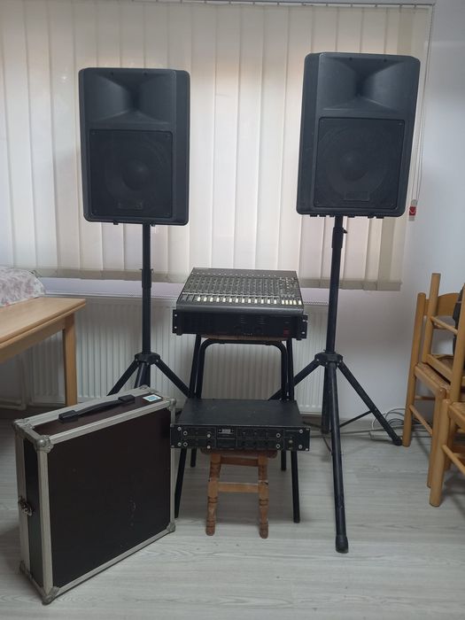 Vand doua boxe 12 inch, mixer, amplificator ,2 stative, reverb