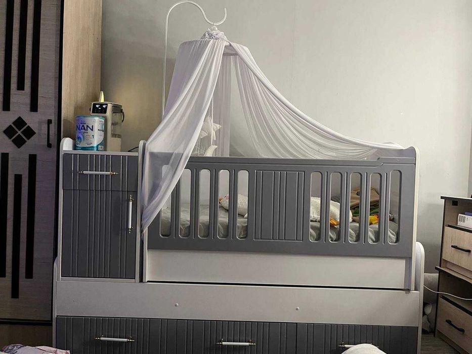 Детская кровать, качается.