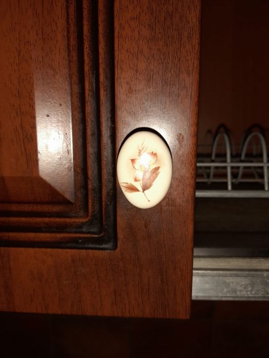 bucătărie din lemn închis la culoare