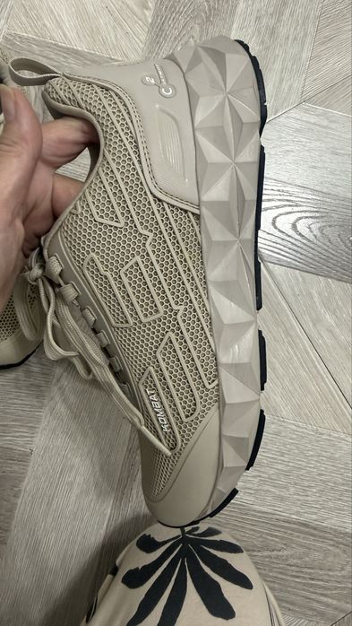 Продам кроссовки EA7