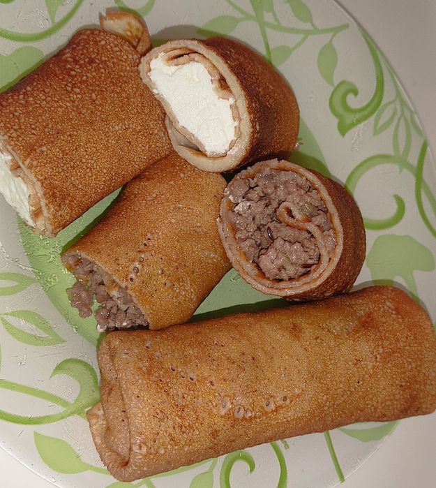 На заказ блинчики с мясом, с курицей, с творогом.