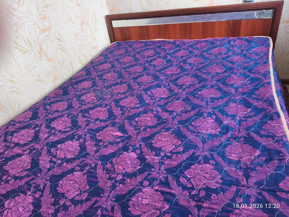 Двуспальная кровать с двумя матрасами,