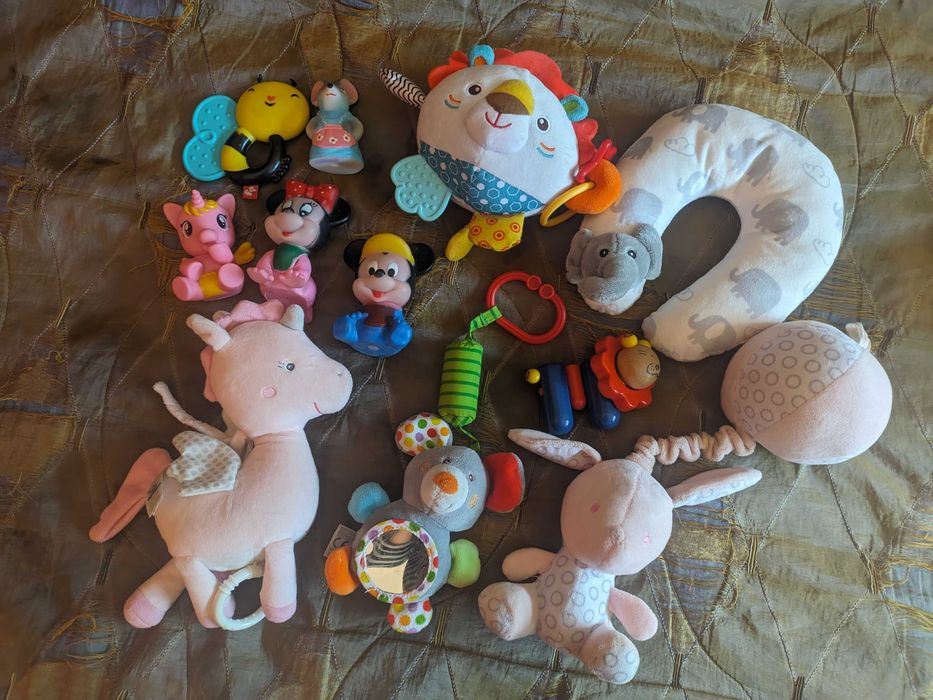 Лот бебешки играчки и дрънкулки