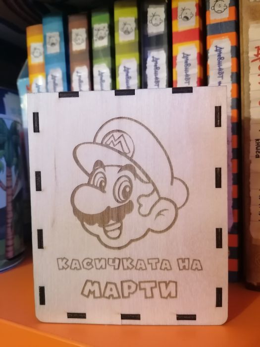 Дървена касичка с гравирано име