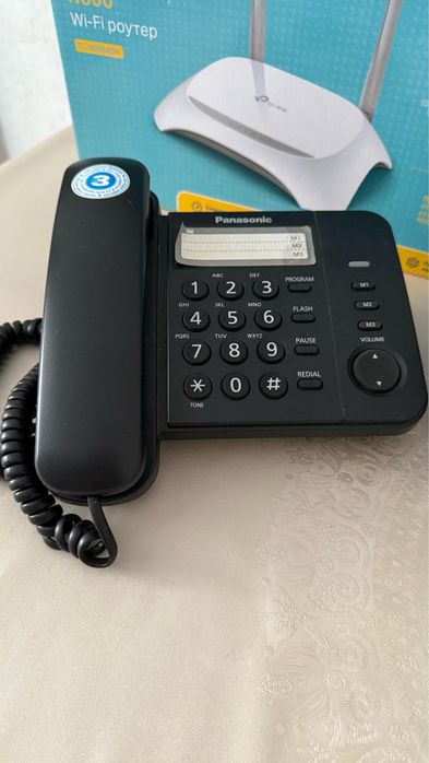 DVD , мини музыкальный центр wifi роутер, телефон.