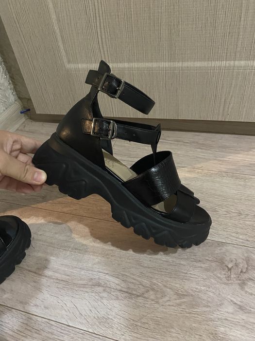 Продам босоножки 5000тг